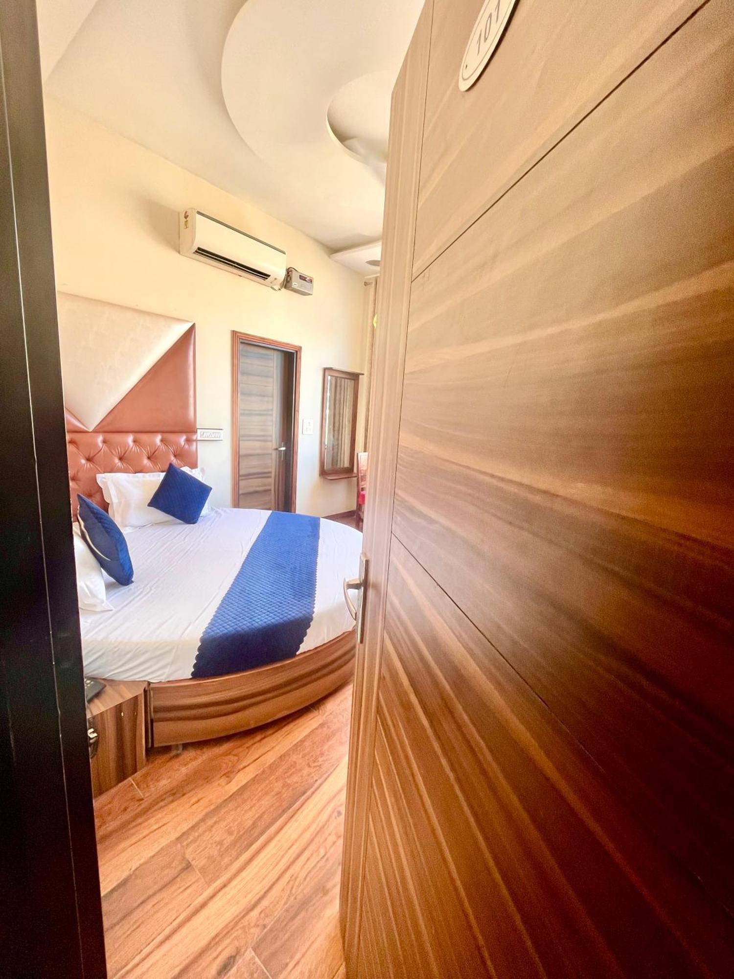 Hotel Woodcrest By Sidham Group !! Comfortable And Peaceful Stay !! Top Rated !! Preferred Hotel Chain Zirakpur Exterior photo